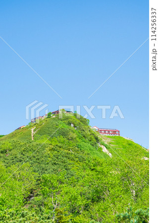 夏の燕岳登山(合戦尾根から望む燕山荘) 夏の燕岳登山(合戦尾根から望む燕山荘) 114256337
