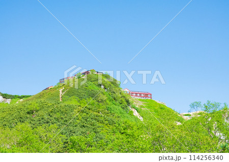 夏の燕岳登山(合戦尾根から望む燕山荘) 夏の燕岳登山(合戦尾根から望む燕山荘) 114256340
