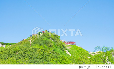 夏の燕岳登山(合戦尾根から望む燕山荘) 夏の燕岳登山(合戦尾根から望む燕山荘) 114256341