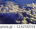 空から見た秋の富士山 114256554