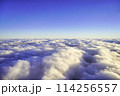 青空に広がる雲海 114256557