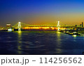 ライトアップされたレインボーブリッジ 114256562