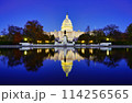 ライトアップされた、金色に輝くアメリカ国会議事堂 114256565