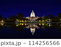 ライトアップされた、夜のアメリカ国会議事堂 114256566