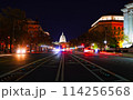 ライトアップされた夜の米国国会議事堂 114256568