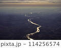 上空から見た朝焼け 114256574