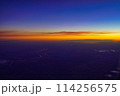 水平線の彼方の夕暮れ 114256575