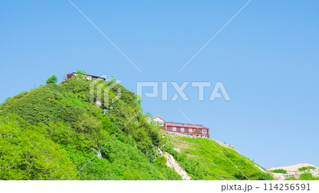 夏の燕岳登山（合戦尾根から燕山荘を望む） 114256591