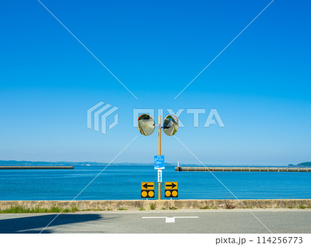 海がみえる道のカーブミラー　香川県の豊島 114256773