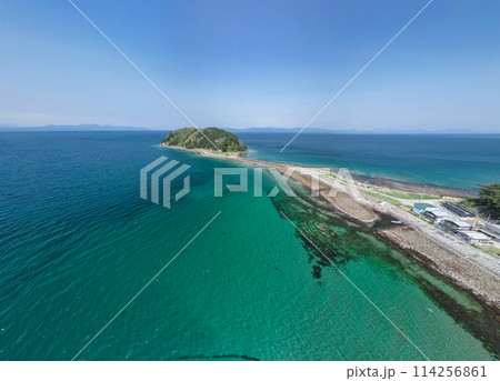 「青森県」ドローンで美しい夏泊崎を空撮・鮮やかなエメラルドブルーの海 114256861