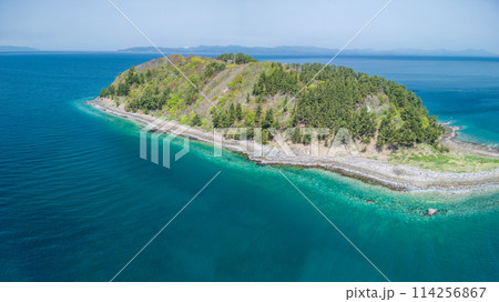 「青森県」ドローンで美しい夏泊崎を空撮・鮮やかなエメラルドブルーの海 「青森県」ドローンで美しい夏泊崎を空撮・鮮やかなエメラルドブルーの海 114256867