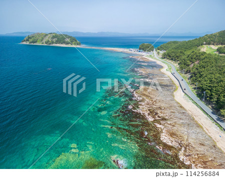 「青森県」ドローンで美しい夏泊崎を空撮・鮮やかなエメラルドブルーの海 114256884