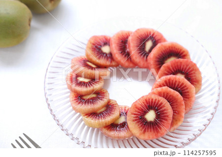 ガラス皿の上のスライスしたレッドキウイフルーツ ルビーレッドキウイフルーツ ガラス皿の上のスライスしたレッドキウイフルーツ ルビーレッドキウイフルーツ 114257595