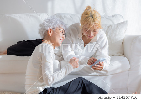 家族　スマホを見ている母と娘 114257716