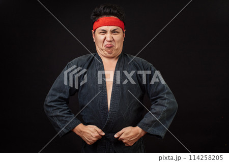 Fat tensed man shows his muscle 114258205