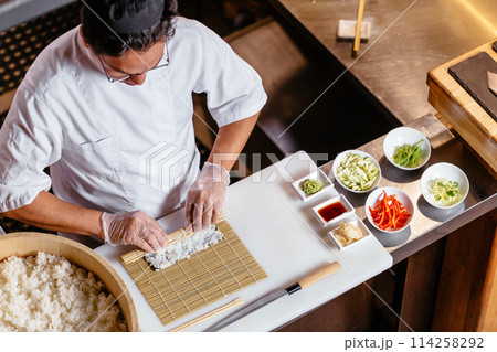 man preparing snack at the cafe 114258292