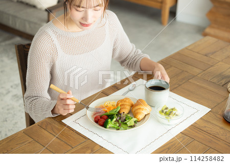 自宅で食事をとる女性 自宅で食事をとる女性 114258482