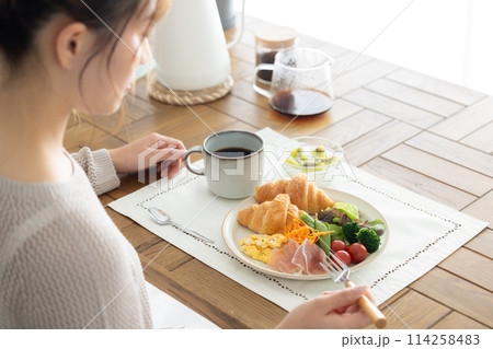 自宅で食事をとる女性 自宅で食事をとる女性 114258483