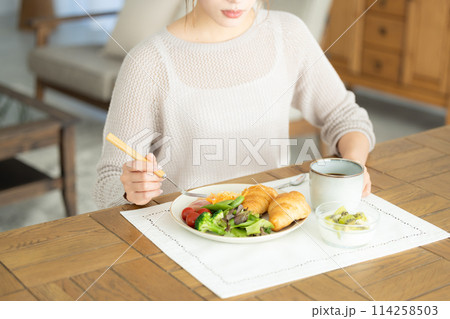 自宅で食事をとる女性の手元 自宅で食事をとる女性の手元 114258503