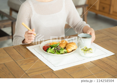 自宅で食事をとる女性の手元 自宅で食事をとる女性の手元 114258504
