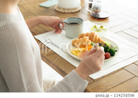 自宅で食事をとる女性の手元 114258506