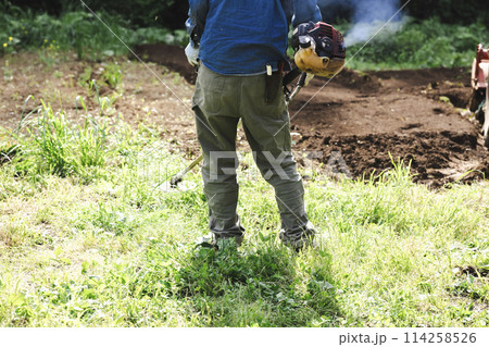 草刈機で雑草を刈る男性 114258526