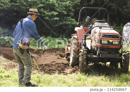 草刈機で雑草を刈る男性 114258667