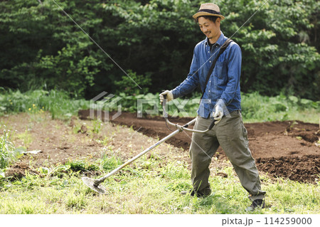 草刈機で雑草を刈る男性 114259000