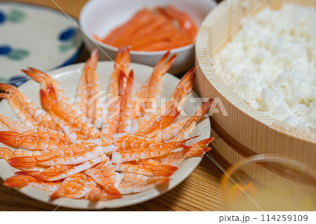 美味しそうな大量のエビ 114259109