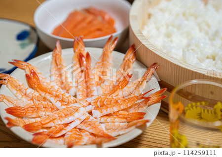 美味しそうな大量のエビ 美味しそうな大量のエビ 114259111