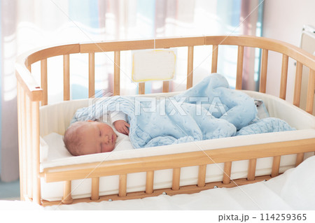 Newborn baby boy in hosptal cot 114259365