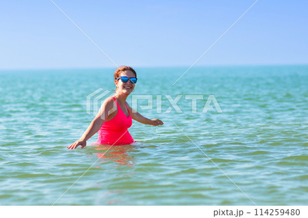 Pregnant woman on the beach. Healthy pregnancy Pregnant woman on the beach. Healthy pregnancy 114259480