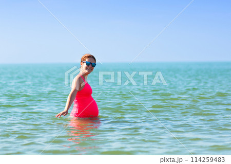 Pregnant woman on the beach. Healthy pregnancy 114259483