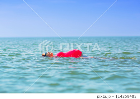 Pregnant woman on the beach. Healthy pregnancy Pregnant woman on the beach. Healthy pregnancy 114259485
