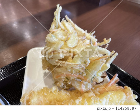 野菜のかき揚げ天ぷら サクサクの揚げ物 114259597