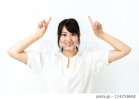 案内をする女性 114259608