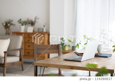 テレワーク　人物なし　リビングのダイニングテーブルに置かれたノートパソコン 114260017