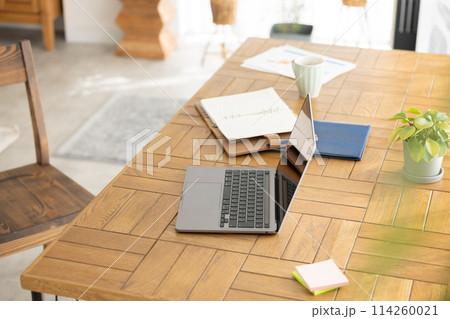 テレワーク　人物なし　リビングのダイニングテーブルに置かれたノートパソコン 114260021