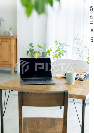 テレワーク　人物なし　リビングのダイニングテーブルに置かれたノートパソコン 114260026