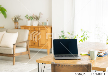 テレワーク　人物なし　リビングのダイニングテーブルに置かれたノートパソコン 114260031
