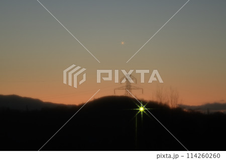 朝焼けの空に輝く金星 114260260