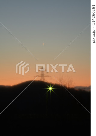 朝焼けの空に輝く金星 114260261