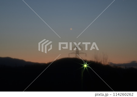 朝焼けの空に輝く金星 114260262