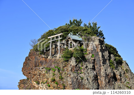 岩の上の祠 114260310