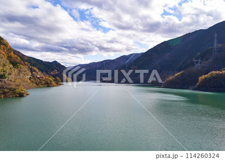 埼玉県秩父 浦山ダムからの秩父さくら湖 114260324