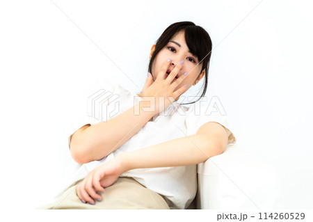 自宅でくつろぐ女性 自宅でくつろぐ女性 114260529