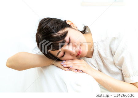 自宅でくつろぐ女性 自宅でくつろぐ女性 114260530