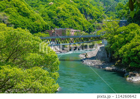 新緑の宇治川風景　白虹橋　旧志津川発電所跡　京都府宇治市 114260642
