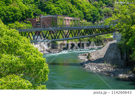 新緑の宇治川風景 白虹橋 旧志津川発電所跡 京都府宇治市 新緑の宇治川風景 白虹橋 旧志津川発電所跡 京都府宇治市 114260643