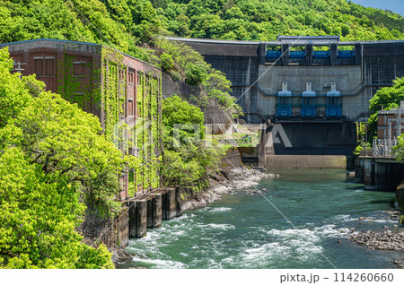 新緑の天ケ瀬ダムと旧志津川発電所 京都府宇治市 新緑の天ケ瀬ダムと旧志津川発電所 京都府宇治市 114260660